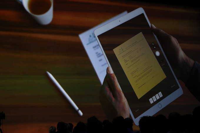 ਇਹਨਾਂ ਵਿੱਚ iPad Pro ਟੈਬ ਕਾਫੀ ਖਾਸ ਹੈ। 64, 256 ਅਤੇ 512 GB ਮੈਮੋਰੀ ਵਾਲਾ ਇਹ iPad ਹੁਣ ਤੱਕ ਦੇ ਸਭ ਤੋਂ ਖਾਸ ਅਤੇ ਐਡਵਾਂਸ ਫੀਚਰ ਨਾਲ ਲੈਸ ਹੈ। 