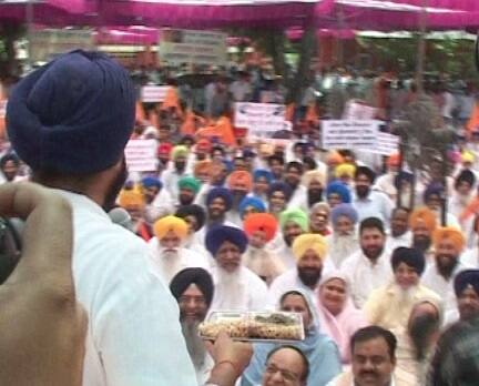 ਧਰਨੇ ਨੂੰ ਸੰਬੋਧਨ ਕਰਦੇ ਹੋਏ ਸਾਬਕਾ ਕੈਬਨਿਟ ਮੰਤਰੀ ਬਿਕਰਮ ਮਜੀਠੀਆ।