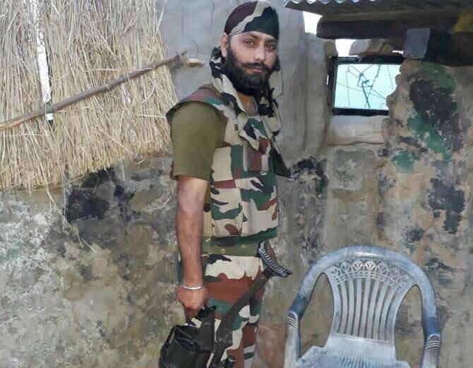 8 ਸਿੱਖ ਬਟਾਲੀਅਨ ਵਿੱਚ ਨਾਇਕ ਬਖ਼ਤਾਵਰ ਸਿੰਘ ਦੀ ਦੇਹ ਜਦੋਂ ਉਸ ਦੇ ਘਰ ਪਹੁੰਚੀ ਤਾਂ ਸ਼ਹੀਦ ਦੀ ਪਤਨੀ ਜਸਵੀਰ ਕੌਰ ਨੇ ਪਾਕਿਸਤਾਨ ਮੁਰਦਾਬਾਦ ਦੇ ਨਾਅਰੇ ਵੀ ਲਗਾਏ।