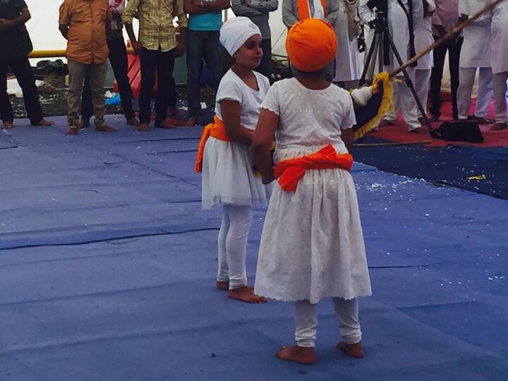 ਸਿੱਖਾਂ ਨੂੰ ਸ਼ਸਤਰ ਦੀ ਸਿਖਲਾਈ ਦੇਣ ਤੋਂ ਪਹਿਲਾਂ ਗੁਰੂ ਸਾਹਿਬਾਨ ਨੇ ਇਹ ਸਿੱਖਿਆ ਦ੍ਰਿੜ ਕਰਵਾਈ ਸੀ ਕਿ ਸਿੱਖ ਦੀ ਤਲਵਾਰ ਕਦੇ ਵੀ ਨਿਹੱਥੇ ਵਿਅਕਤੀ 'ਤੇ ਨਹੀਂ ਉੱਠੇਗੀ ਤੇ ਦੁਸ਼ਮਣ ਨੂੰ ਸਦਾ ਪਹਿਲਾਂ ਵਾਰ ਕਰਨ ਦਾ ਮੌਕਾ ਦੇਵੇਗੀ।