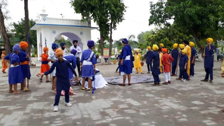ਅੰਬ ਸਾਹਿਬ ਪਹੁੰਚੀ ਸੰਗਤ ਨੇ ਬਾਣਿਆਂ ਵਿੱਚ ਸਜੇ ਛੋਟੇ-ਵੱਡੇ ਜੁਝਾਰੂਆਂ ਵੱਲੋਂ ਦਿਖਾਈ ਮਾਰਸ਼ਲ ਕਲਾ ਦਾ ਆਨੰਦ ਮਾਣਿਆ।