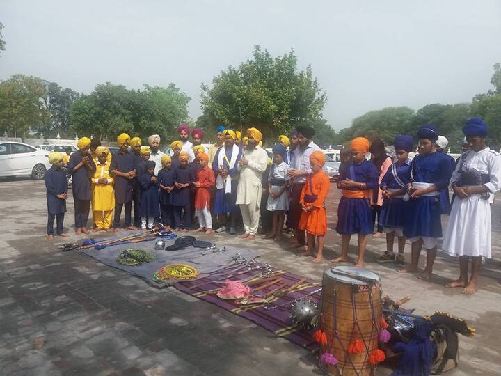 ਮੁਹਾਲੀ ਦੇ ਗੁਰਦੁਆਰਾ ਅੰਬ ਸਾਹਿਬ ਵਿਖੇ ਸ਼ਸਤਰ ਕਲਾ ਦੇ ਯੋਧਿਆਂ ਨੇ ਮਾਰਸ਼ਲ ਕਲਾ ਦੇ ਜੌਹਰ ਦਿਖਾਏ। 