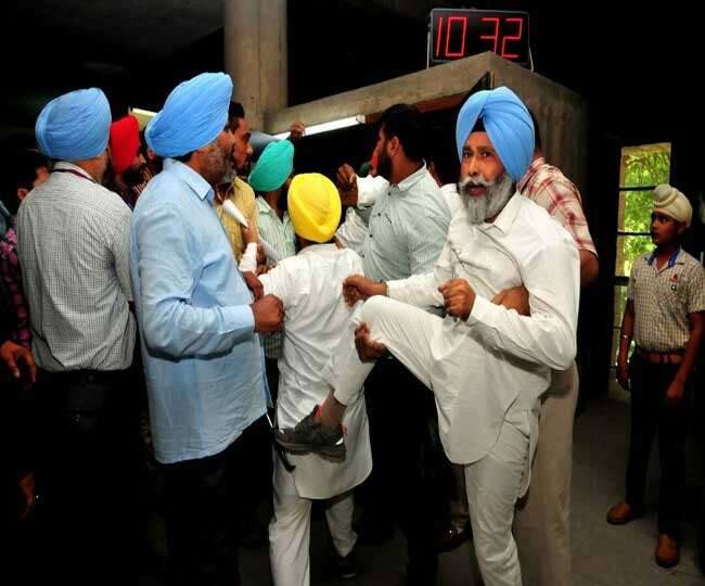 ਵਿਧਾਇਕ ਸੁਖਪਾਲ ਸਿੰਘ ਖਹਿਰਾ ਤੇ ਸਿਮਰਜੀਤ ਬੈਂਸ ਨੇ ਵਿਧਾਨ ਸਭਾ ਦੇ ਗੇਟ ‘ਤੇ ਧਰਨਾ ਲਾ ਦਿੱਤਾ ਹੈ। ਦੋਵੇਂ ਨੇ ਐਲਾਨ ਕੀਤਾ ਕਿ ਜਦੋਂ ਤੱਕ ਉਨ੍ਹਾਂ ਨੂੰ ਵਿਧਾਨ ਸਭਾ ਅੰਦਰ ਨਹੀਂ ਜਾਣ ਦਿੱਤਾ ਜਾਂਦਾ, ਉਦੋਂ ਤੱਕ ਧਰਨਾ ਜਾਰੀ ਰਹੇਗਾ।