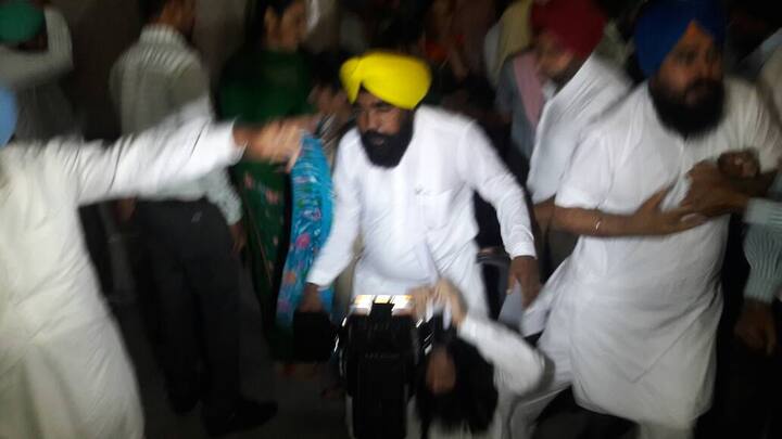 ਉਧਰ, ‘ਆਪ’ ਦੇ ਸਾਰੇ ਵਿਧਾਇਕ ਖਹਿਰਾ ਤੇ ਬੈਂਸ ਦੇ ਹੱਕ ਪ੍ਰਦਰਸ਼ਨ ਕਰ ਰਹੇ ਸਨ। ਸ਼ੋਰ-ਸ਼ਰਾਬੇ ਮਗਰੋਂ ਸਪੀਕਰ ਨੇ ‘ਆਪ’ ਵਿਧਾਇਕਾਂ ਨੂੰ ਸਦਨ ਵਿੱਚੋਂ ਬਾਹਰ ਕਰਨ ਦਾ ਹੁਕਮ ਦੇ ਦਿੱਤਾ।