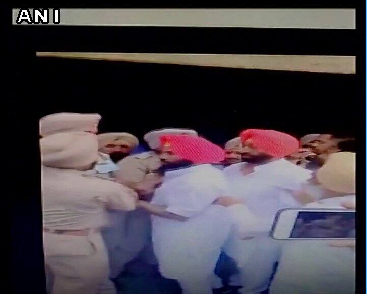 ਮਾਰਸ਼ਲਾਂ ਨੇ ਉਨ੍ਹਾਂ ਨੂੰ ਸਦਨ ਵਿੱਚੋਂ ਬਾਹਰ ਕੱਢ ਦਿੱਤਾ। ਇਸ ਦੌਰਾਨ ਹੋਈ ਧੱਕਾ-ਮੁੱਕੀ ਵਿੱਚ ‘ਆਪ’ ਵਿਧਾਇਕ ਪਿਰਮਿਲ ਸਿੰਘ ਦੀ ਪੱਗ ਲੈ ਗਈ।