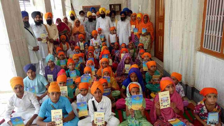 ਮਾਨਸਾ ਜ਼ਿਲੇ ਦੇ ਪਿੰਡ ਝੱਬਰ ਨਿਵਾਸੀ ਗੁਰਪ੍ਰੀਤ ਸਿੰਘ ਪਿਛਲੇ 6 ਸਾਲ ਤੋਂ ਲਗਾਤਾਰ ਐਸਜੀਪੀਸੀ ਮੈਂਬਰ ਵਜੋਂ ਸੇਵਾਵਾਂ ਨਿਭਾ ਰਹੇ ਹਨ ਅਤੇ ਇਨੀਂ ਦਿਨੀਂ ਮਾਲਵਾ ਖੇਤਰ ਦੇ ਬੱਚਿਆਂ ਅੰਦਰ ਸਿੱਖੀ ਦੀ ਚਿਣਗ ਜਗਾਉਣ ਲਈ ਗੁਰਮਤਿ ਕੈਂਪ ਲਗਾ ਰਹੇ ਹਨ।
