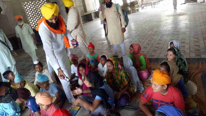 ਐਸਜੀਪੀਸੀ ਮੈਂਬਰ ਗੁਰਪ੍ਰੀਤ ਸਿੰਘ ਹਰ ਕੈਂਪ ਵਿੱਚ ਪਹੁੰਚ ਕੇ ਬੱਚਿਆਂ ਦੇ ਰੂਬਰੂ ਹੁੰਦੇ ਹਨ ਅਤੇ ਸਿੱਖੀ ਦੇ ਮੂਲ ਸਿਧਾਂਤਾਂ ਤੋਂ ਜਾਣੂ ਕਰਵਾਉਣ ਲਈ ਕਮੇਟੀ ਵੱਲੋਂ ਮੁਫਤ ਲਿਟਰੇਚਰ ਵੀ ਵੰਡਦੇ ਹਨ। ਗੁਰਪ੍ਰੀਤ ਸਿੰਘ ਕਹਿੰਦੇ ਹਨ ਕਿ ਆਪਣੇ ਇਲਾਕੇ ਦੇ ਹਰ ਸਿੱਖ ਬੱਚੇ ਨੂੰ ਪਤਿਤਪੁਣੇ ਤੋਂ ਬਚਾ ਕੇ ਸਿੱਖੀ ਰਾਹ 'ਤੇ ਤੋਰਨਾ ਹੀ ਉਨਾਂ ਦੀ ਮੁੱਖ ਕੋਸ਼ਿਸ਼ ਹੈ ਜੋ ਇੱਕ ਦਿਨ ਜ਼ਰੂਰ ਪੂਰੀ ਹੋਵੇਗੀ ਤੇ ਬੱਚਿਆਂ ਦਾ ਭਵਿੱਖ ਵੀ ਸੰਵਰੇਗਾ।