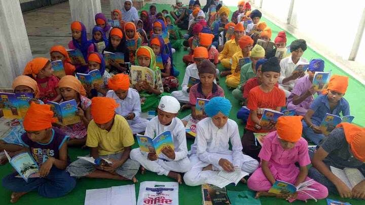ਕੈਂਪਾਂ ਦੀ ਸਮਾਪਤੀ 'ਤੇ ਬੱਚਿਆਂ ਨੂੰ ਸਨਮਾਨਿਤ ਕਰਨ ਦਾ ਮੁੱਖ ਪ੍ਰੋਗਰਾਮ 4 ਜੁਲਾਈ ਨੂੰ ਪਿੰਡ ਫਫੜੇ ਭਾਈਕੇ ਵਿਖੇ ਹੋਵੇਗਾ ਜਿੱਥੇ ਐਸਜੀਪੀਸੀ ਪ੍ਰਧਾਨ ਪ੍ਰੋ. ਕਿਰਪਾਲ ਸਿੰਘ ਬਡੂੰਗਰ ਵੀ ਖਾਸ ਤੌਰ 'ਤੇ ਪਹੁੰਚਣਗੇ।