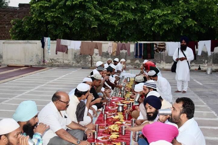ਰਮਜ਼ਾਨ ਦੇ ਮਹੀਨੇ ਮੁਸਲਿਮ ਲੋਕ ਪੂਰਾ ਮਹੀਨਾ ਰੋਜ਼ੇ ਰੱਖਦੇ ਹਨ ਅਤੇ ਹਰ ਰਾਤ ਇਫਤਾਰੀ ਖਾ ਕੇ ਰੋਜ਼ਾ ਖੋਲਦੇ ਹਨ। 