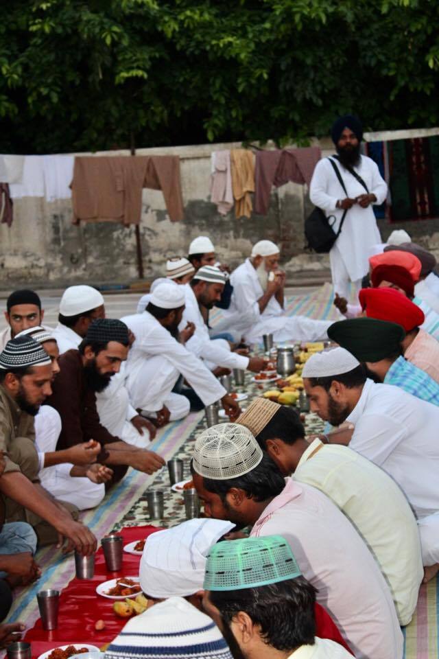 ਸ੍ਰੀ ਮੁਕਤਸਰ ਸਾਹਿਬ ਵਿਖੇ ਅਜਿਹਾ ਸ਼ਾਇਦ ਪਹਿਲੀ ਵਾਰ ਦੇਖਣ ਨੂੰ ਮਿਲਿਆ ਜਦੋਂ ਸਿੱਖ ਭਰਾਵਾਂ ਨੇ ਜਨਤਕ ਤੌਰ 'ਤੇ ਮੁਸਲਿਮ ਭਰਾਵਾਂ ਦੇ ਤਿਉਹਾਰ 'ਚ ਸ਼ਾਮਿਲ ਹੋ ਕੇ ਖੁਸ਼ੀ ਮਨਾਈ। 