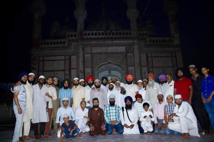 ਅੱਜ ਈਦ ਦੇ ਪਵਿੱਤਰ ਤਿਉਹਾਰ ਮੌਕੇ ਸਿੱਖ ਵਿਰਸਾ ਕੌਂਸਲ ਦੇ ਨੌਜਵਾਨਾਂ ਨੇ ਮੁਕਤਸਰ ਸਾਹਿਬ ਦੀ ਧਰਤੀ ਦੇ ਵਾਤਾਵਰਨ ਨੂੰ ਸਾਫ ਸੁਥਰਾ ਤੇ ਹਰਾ-ਭਰਾ ਕਰਨ ਦੇ ਮਕਸਦ ਨਾਲ ਜਾਮਾ ਮਸਜਿਦ ਸ੍ਰੀ ਮੁਕਤਸਰ ਸਾਹਿਬ ਪਹੁੰਚ ਕੇ ਲੋਕਾਂ ਨੂੰ 500 ਬੂਟੇ ਵੰਡੇ ਅਤੇ ਈਦ ਦੀਆਂ ਵਧਾਈਆਂ ਦਿੱਤੀਆਂ। 