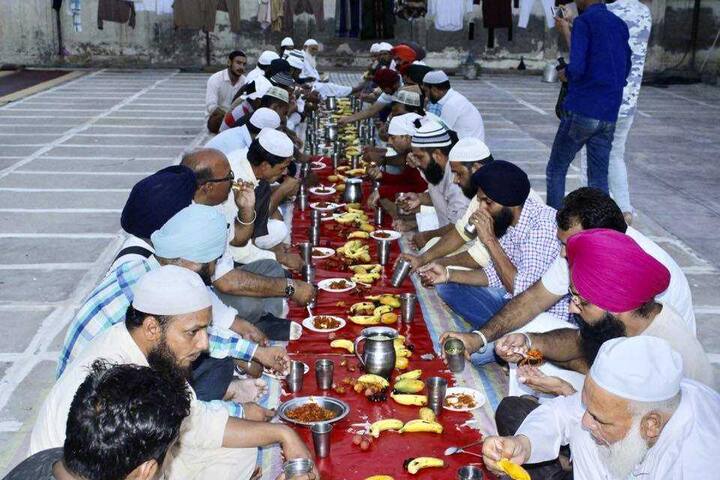ਇਨਾਂ ਨੌਜਵਾਨਾਂ ਨੇ ਜਾਮਾ ਮਸਜਿਦ ਜਾ ਕੇ ਮੁਸਲਿਮ ਭਰਾਵਾਂ ਨੂੰ ਇਫਤਾਰੀ ਭਾਵ ਖਾਣ-ਪੀਣ ਦੇ ਸਮਾਨ ਦੀ ਪਾਰਟੀ ਦਿੱਤੀ। 