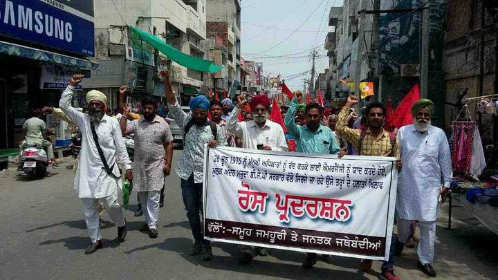  42 ਸਾਲ ਪਹਿਲਾਂ ਇੰਦਰਾ ਗਾਂਧੀ ਹਕੂਮਤ ਵੱਲੋਂ ਅੱਜ ਦੇ ਦਿਨ ਅੰਦਰ ਐਂਮਰਜੈਂਸੀ ਦਾ ਐਲਾਨ ਕਰਨ ਤੇ ਮੌਜੂਦਾ ਹਕੂਮਤ ਵੱਲੋਂ ਫਾਸੀਵਾਦੀ ਹੱਲੇ ਤੇ ਕਾਲੇ ਕਾਨੂਨਾਂ ਰਾਹੀਂ ਅਣਐਲਾਨੀ ਐਮਜੈਂਸੀ ਖਿਲਾਫ ਪੰਜਾਬ ਦੀਆਂ ਜਮਹੂਰੀ ਜਥੇਬੰਦੀਆਂ ਵੱਲੋਂ ਸਥਾਨਕ ਬਨਾਸਰ ਬਾਗ ਵਿਖੇ ਕਨਵੈਨਸ਼ਨ ਤੇ ਸੰਗਰੂਰ ਸ਼ਹਿਰ ਵਿੱਚ ਰੋਸ ਰੈਲੀ ਕੀਤੀ ਗਈ।