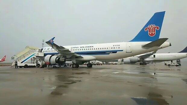 ਇਸ ਵਿੱਚ ਸਵਾਰ ਹੋਰ ਯਾਤਰੀਆਂ ਨੇ ਜਦ ਬਜ਼ੁਰਗ ਨੂੰ ਸਿੱਕਾ ਸੁੱਟਦੇ ਦੇਖਿਆ ਤਾਂ ਉਨ੍ਹਾਂ ਨੇ ਪੁਲਸ ਨੂੰ ਇਸ ਦੀ ਸੂਚਨਾ ਦਿੱਤੀ। ਔਰਤ ਨੂੰ ਸਿੱਕੇ ਸੁੱਟਣ ਲਈ ਕਿਸੇ ਤਰ੍ਹਾਂ ਦੇ ਦੋਸ਼ ਦਾ ਸਾਹਮਣਾ ਨਹੀਂ ਕਰਨਾ ਪਵੇਗਾ। ਇਸ ਦਾ ਕਾਰਨ ਉਸ ਦੀ ਬਜ਼ੁਰਗ ਉਮਰ ਹੈ।