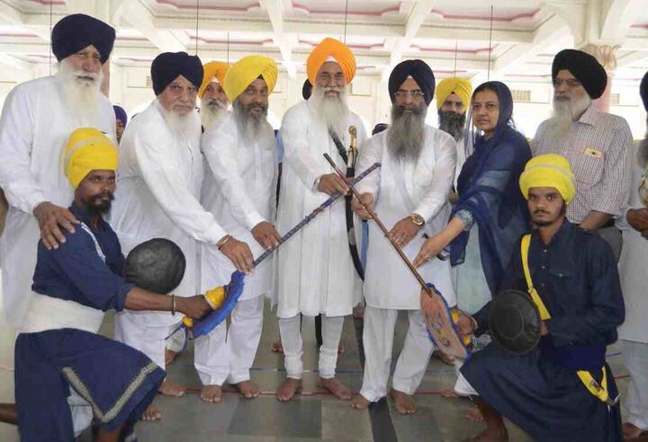 ਸ਼੍ਰੋਮਣੀ ਕਮੇਟੀ ਦੇ ਮੁੱਖ ਸਕੱਤਰ ਹਰਚਰਨ ਸਿੰਘ ਤੇ ਸ਼੍ਰੋਮਣੀ ਕਮੇਟੀ ਮੈਂਬਰਾਂ ਤੋਂ ਇਲਾਵਾ ਇਲਾਕਾ ਨਿਵਾਸੀ ਵੀ ਵੱਡੀ ਗਿਣਤੀ ਵਿੱਚ ਗੱਤਕੇ ਦੇ ਹੈਰਤਅੰਗੇਜ਼ ਜੌਹਰ ਵੇਖਣ ਲਈ ਪੁੱਜੇ।