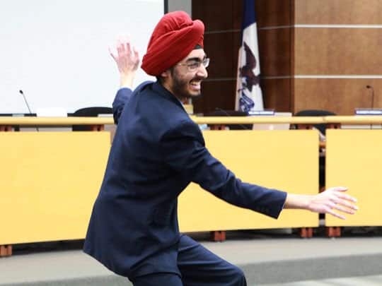 ਜੇ.ਜੇ. ਸਿੰਘ ਕਪੂਰ ਨਾਮ ਦੇ ਸਿੱਖ ਵਿਦਿਆਰਥੀ ਨੇ ਸਮਾਜਕ ਮੁੱਦੇ 'ਤੇ ਆਧਾਰਤ 'ਲੈਟਸ ਡਾਂਸ' ਸਿਰਲੇਖ ਵਾਲਾ ਭਾਸ਼ਨ ਖ਼ੁਦ ਤਿਆਰ ਕੀਤਾ ਸੀ। 