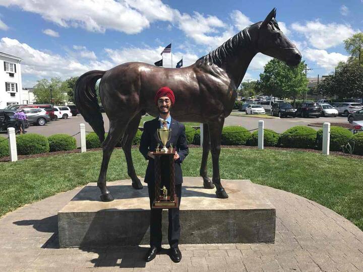 ਆਇਓਵਾ ਸੂਬੇ ਦੇ ਵੈਸਟ ਡੈਸ ਮੋਇਨਜ਼ ਵਿਖੇ ਵੈਲੀ ਹਾਈ ਸਕੂਲ ਦੇ ਵਿਦਿਆਰਥੀ ਜੇ.ਜੇ. ਸਿੰਘ ਕਪੂਰ ਨੇ 9/11 ਦੇ ਹਮਲੇ ਪਿੱਛੋਂ ਪਛਾਣ ਦੇ ਭੁਲੇਖੇ ਕਾਰਨ ਸਿੱਖਾਂ ਨਾਲ ਵਾਪਰੀਆਂ ਘਟਨਾਵਾਂ ਦਾ ਜ਼ਿਕਰ ਵੀ ਕੀਤਾ। 