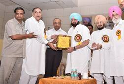 ਆੜ੍ਹਤੀਆਂ ਨੇ ਕੈਪਟਨ ਨੂੰ ਦਿੱਤਾ 'ਫ਼ਖਰੇ ਕੌਮ' ਦਾ ਐਵਾਰਡ