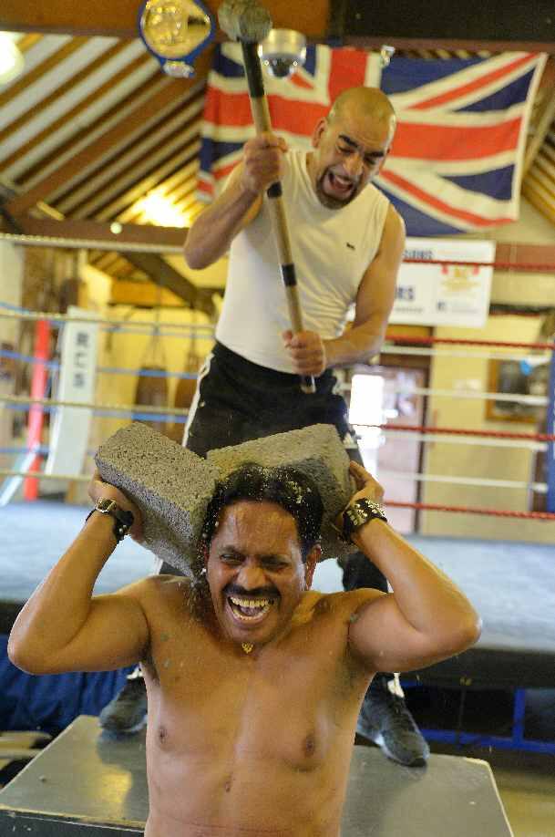 ਮਨਜੀਤ ਸਿੰਘ ਨੇ ਕਿਹਾ ਕਿ ਜੇ ਹੌਂਸਲੇ ਬੁਲੰਦ ਹੋਣ ਤਾਂ ਉਮਰਾਂ ਅਜਿਹੇ ਕਰਤਬ ਕਰਨ ਤੋਂ ਨਹੀਂ ਰੋਕ ਸਕਦੀਆਂ। ਯੂ.ਕੇ. ਦੇ ਸ਼ਹਿਰ ਲੈਸਟਰ ਵਿੱਚ ਰਹਿਣ ਵਾਲੇ ਮਨਜੀਤ ਸਿੰਘ ਨੇ ਪਹਿਲਾਂ ਵੀ ਬੱਸਾਂ, ਵਾਲਾਂ ਤੇ ਦੰਦਾਂ ਨਾਲ ਖਿੱਚ ਕੇ ਕਈ ਰਿਕਾਰਡ ਕਾਇਮ ਕੀਤੇ ਹਨ। 