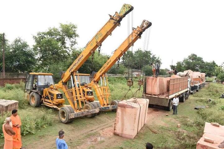 ਦੱਸ ਦੇਈਏ ਕਿ ਪਿਛਲੇ ਮਹੀਨੇ ਵੀ ਵਿਸ਼ਵ ਹਿੰਦੂ ਪ੍ਰੀਸ਼ਦ ਨੇ ਕਾਨੂੰਨਨ ਤੌਰ ਉੱਤੇ ਵਣਜ ਕਰ ਵਿਭਾਗ ਵੱਲੋਂ ਫਾਰਮ 39 ਦੇ ਪ੍ਰਬੰਧ ਕਰਦੇ ਹੋਏ ਰਾਜਸਥਾਨ ਤੋਂ ਦੋ ਟਰੱਕ ਪੱਥਰਾਂ ਦੀ ਖੇਪ ਤਰਾਸ਼ੀ ਲਈ ਮੰਗਵਾਏ ਸਨ। ਲਾਲ ਪੱਥਰਾਂ ਨਾਲ ਲੱਦੇ ਟਰੱਕ ਰਾਜਸਥਾਨ ਦੇ ਭਰਤਪੁਰ ਤੋਂ ਅਯੁੱਧਿਆ ਪਹੁੰਚੇ ਸਨ। 