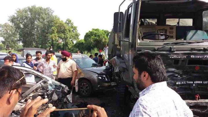 ਨਵਾਂ ਸ਼ਹਿਰ: ਬਲਾਚੌਰ ਕੋਲ ਇੱਕ ਭਿਆਨਕ ਹਾਦਸਾ ਹੋਇਆ ਹੈ। ਭਾਰਤੀ ਫੌਜ ਦਾ ਇੱਕ ਟਰੱਕ ਦੋ ਕਾਰਾਂ ਡਸਟਰ ਤੇ ਮਾਂਜ਼ਾ ਨਾਲ ਟਕਰਾ ਗਿਆ।