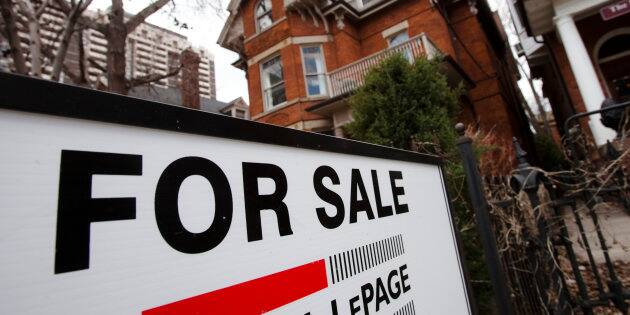 A house is seen for sale on the real estate market in Toronto, April 9, 2009. Canadian housing starts rose an unexpectedly strong 13.7 percent in March, breaking a six-month losing streak, but analysts said the recovery is likely to be temporary. REUTERS/Mark Blinch (CANADA BUSINESS)