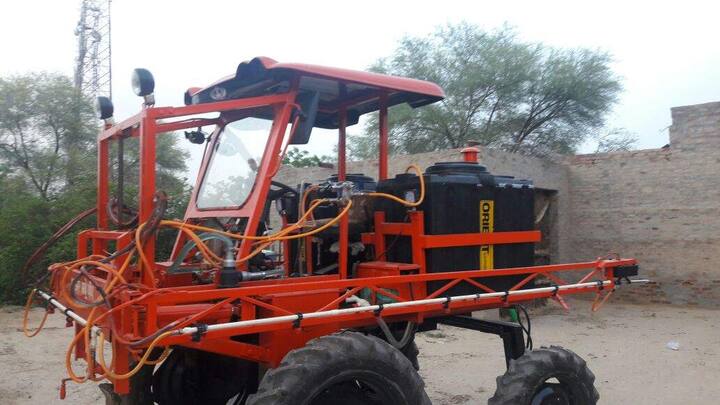 ਅਜਿਹੇ ਵਿੱਚ ਪਿੰਡ ਸੁਖਚੈਨ ਜ਼ਿਲ੍ਹਾ, ਸਿਰਸਾ, ਹਰਿਆਣਾ ਦੇ ਕਿਸਾਨ ਕੁਲਵੀਰ ਸਿੰਘ ਖ਼ਾਲਸਾ ਨੇ ਬੂਮ ਪੰਪ ਦੀ ਤਰਾਂ ਆਸ਼ੇ (ਆਇਸ਼ਰ) ਟਰੈਕਟਰ ਉੱਪਰ ਹੀ ਬੂਮ ਸਪਰੇਅ ਪੰਪ ਤਿਆਰ ਕਰ ਦਿੱਤਾ ਹੈ । ਜੋ ਬਹੁਤ ਹੀ ਕਾਮਯਾਬ ਹੈ ਅਤੇ ਸਿਰਫ਼ ਦੋ ਗੇੜਿਆਂ ਨਾਲ 1 ਕਿੱਲਾ ਸਪਰੇਅ ਕਰ ਦਿੰਦਾ ਹੈ ।