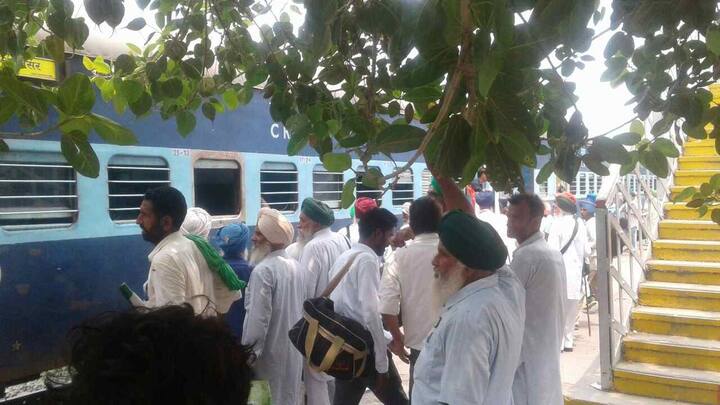 ਭਾਰਤੀ ਕਿਸਾਨ ਯੂਨੀਅਨ ਦੇ ਸੂਬਾ ਸਕੱਤਰ ਜਗਮੋਹਨ ਸਿੰਘ ਪਟਿਆਲਾ ਨੇ ਦੱਸਿਆ ਕਿ ਡਾ. ਸਵਾਮੀਨਾਥਨ ਕਮਿਸ਼ਨ ਦੀ ਰਿਪੋਰਟ ਲਾਗੂ ਕਰਵਾ ਕੇ ਹਰ ਫ਼ਸਲ ਦਾ ਭਾਅ ਲਾਹੇਵੰਦ ਲੈਣ ਲਈ ਤੇ ਹਰ ਪ੍ਰਕਾਰ ਦੇ ਕਰਜ਼ੇ ‘ਤੇ ਲਕੀਰ ਮਾਰਨ ਲਈ, ਕੌਮੀ ਪੱਧਰ ਦੇ ਆਲ ਇੰਡੀਆ ਕਿਸਾਨ ਸੰਘਰਸ਼ ਕੋਆਰਡੀਨੇਸ਼ਨ ਕਮੇਟੀ ਵੱਲੋਂ ਸ਼ੁਰੂ ਕੀਤੇ ਸੰਘਰਸ਼ ਦੇ ਹਿੱਸੇ ਵਜੋਂ ਪੰਜਾਬ ਦੇ ਕਿਸਾਨਾਂ ਵੱਲੋਂ ਪੂਰੇ ਜੋਸ਼ੋ ਖਰੋਸ਼ ਨਾਲ ਦਿੱਲੀ ਵਿੱਚ ਵੱਡੀ ਪੱਧਰ ‘ਤੇ ਸ਼ਮੂਲੀਅਤ ਕੀਤੀ ਹੈ। ਪੰਜਾਬ ਵਿੱਚੋਂ ਦਿੱਲੀ ਧਰਨੇ ਦੀ ਅਗਵਾਈ ਕਰਨ ਵਾਲੀਆਂ ਚਾਰ ਕਿਸਾਨ ਜਥੇਬੰਦੀਆਂ ਭਾਰਤੀ ਕਿਸਾਨ ਯੂਨੀਅਨ ਏਕਤਾ, ਡਕੌਂਦਾ, ਪੰਜਾਬ ਕਿਸਾਨ ਯੂਨੀਅਨ, ਕ੍ਰਾਂਤੀਕਾਰੀ ਕਿਸਾਨ ਯੂਨੀਅਨ ਪੰਜਾਬ ਤੇ ਆਜ਼ਾਦ ਕਿਸਾਨ ਸੰਘਰਸ਼ ਕਮੇਟੀ ਹਨ।