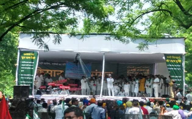 ਕਿਸਾਨ ਮੁਕਤੀ ਸੰਸਦ ਵਿੱਚ ਸ਼ਾਮਲ ਹੋਏ ਸ਼ਰਦ ਯਾਦਵ ਨੇ ਕਿਹਾ ਕਿ ਇਹ ਸਿਰਫ਼ ਕਿਸਾਨਾਂ ਦੀ ਲੜਾਈ ਨਹੀਂ ਬਲਕਿ ਪੂਰੇ ਦੇਸ਼ ਦੀ ਲੜਾਈ ਹੈ। ਉਨ੍ਹਾਂ ਨੇ ਕਿਹਾ ਕਿ ਜਦੋਂ ਤੁਸੀਂ ਸੰਸਦ ਦੇ ਬਾਹਰ ਇਹ ਲੜਾਈ ਲੜ ਰਹੇ ਹੋ ਉਸੇ ਸਮੇਂ ਮੈਂ ਸੰਸਦ ਵਿੱਚ ਕਿਸਾਨਾਂ ਦੀ ਮੰਗਾਂ ਨੂੰ ਸਮਰਥਨ ਦੇਵਾਂਗਾ। 