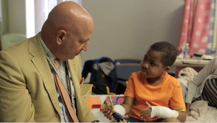 ਦੁਨੀਆ ਦੇ ਕਈ ਦੇਸ਼ ਸਾਵਧਾਨੀ ਨਾਲ ਚੁਣੇ ਗਏ ਮਰੀਜ਼ਾਂ 'ਤੇ ਟ੍ਰਾਂਸਪਲਾਂਟ ਦੇ ਅਜਿਹੇ ਤਜਰਬੇ ਕਰਦੇ ਹਨ। ਇਸ ਖੇਤਰ 'ਚ ਨਵੀਂ-ਨਵੀਂਆਂ ਤਕਨੀਕਾਂ ਆ ਰਹੀਆਂ ਹਨ ਤੇ ਨਤੀਜਿਆਂ ਦੇ ਬਿਹਤਰ ਹੋਣ ਦੀਆਂ ਉਮੀਦਾਂ ਵਧ ਰਹੀਆਂ ਹਨ।