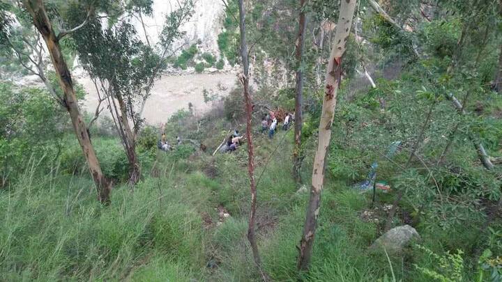 ਮੌਕੇ ਉੱਤੇ ਪ੍ਰਸ਼ਾਸਨ ਪਹੁੰਚਣ ਦੀ ਕੋਸ਼ਿਸ਼ ਕਰ ਰਿਹਾ ਹੈ। ਹਾਦਸੇ ਵਾਲੀ ਜਗ੍ਹਾ ਕਾਫ਼ੀ ਦੂਰ ਹੈ। ਇਸ ਲਈ ਮੰਨਿਆ ਜਾ ਰਿਹਾ ਹੈ ਕਿ ਮ੍ਰਿਤਕ ਸਰੀਰਾਂ ਨੂੰ ਕੱਢਣ ਤੇ ਜ਼ਖ਼ਮੀਆਂ ਨੂੰ ਹਸਪਤਾਲ ਪਹੁੰਚਾਉਣ ਵਿੱਚ ਦੇਰ ਲੱਗ ਸਕਦੀ ਹੈ।