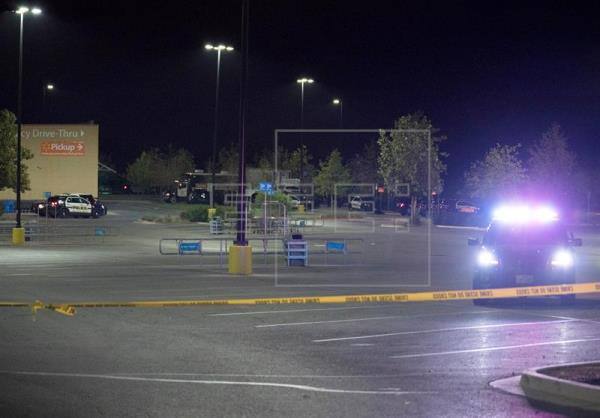 ਸੈਨ ਐਂਟੋਨੀਓ : ਟੈਕਸਸ ਦੀ ਭਖਵੀਂ ਗਰਮੀ ਵਿੱਚ ਵਾਲਮਾਰਟ ਦੇ ਬਾਹਰ ਪਾਰਕ ਕੀਤੇ ਇੱਕ ਤਪਦੇ ਹੋਏ ਟਰੈਕਟਰ ਟਰੇਲਰ ਵਿੱਚ ਤੂੜੇ ਵਿਅਕਤੀਆਂ ਵਿੱਚੋਂ ਘੱਟੋ ਘੱਟ ਨੌਂ ਦੀ ਮੌਤ ਹੋ ਗਈ। ਸਰਕਾਰੀ ਅਧਿਕਾਰੀਆਂ ਦਾ ਕਹਿਣਾ ਹੈ ਕਿ ਇਹ ਕੋਈ ਇਮੀਗ੍ਰੈਂਟਸ ਦੀ ਸਮਗਲਿੰਗ ਦਾ ਮਾਮਲਾ ਲੱਗਦਾ ਸੀ ਜਿਸ ਵਿੱਚ ਗੜਬੜੀ ਹੋ ਗਈ।