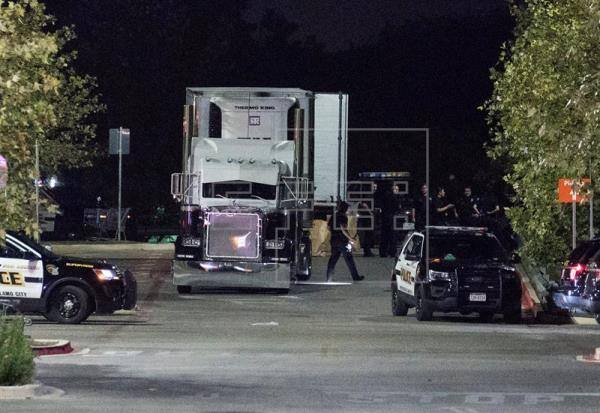 ਡਰਾਈਵਰ ਨੂੰ ਗ੍ਰਿਫਤਾਰ ਕਰ ਲਿਆ ਗਿਆ ਹੈ ਜਦਕਿ 20 ਹੋਰ ਵਿਅਕਤੀਆਂ ਨੂੰ ਕਾਫੀ ਤਰਸਯੋਗ ਹਾਲਤ ਵਿੱਚ ਹਸਪਤਾਲ ਦਾਖਲ ਕਰਵਾਇਆ ਗਿਆ। ਹਸਪਤਾਲ ਦਾਖਲ ਕਰਵਾਏ ਗਏ ਵਿਅਕਤੀਆਂ ਨੂੰ ਡੀਹਾਈਡ੍ਰੇਸ਼ਨ ਹੋ ਚੁੱਕੀ ਸੀ ਤੇ ਕਈਆਂ ਨੂੰ ਹੀਟਸਟ੍ਰੋਕ ਹੋ ਚੁੱਕਿਆ ਸੀ। ਸੈਨ ਐਂਟੋਨੀਓ ਦੇ ਪੁਲਿਸ ਮੁਖੀ ਵਿਲੀਅਮ ਮੈਕਮੈਨਸ ਨੇ ਇਸ ਨੂੰ ਦਿਲ ਦਹਿਲਾ ਦੇਣ ਵਾਲੀ ਤ੍ਰਾਸਦੀ ਦੱਸਦਿਆਂ ਮਨੁੱਖੀ ਸਮਗਲਿੰਗ ਦਾ ਮਾਮਲਾ ਦੱਸਿਆ।