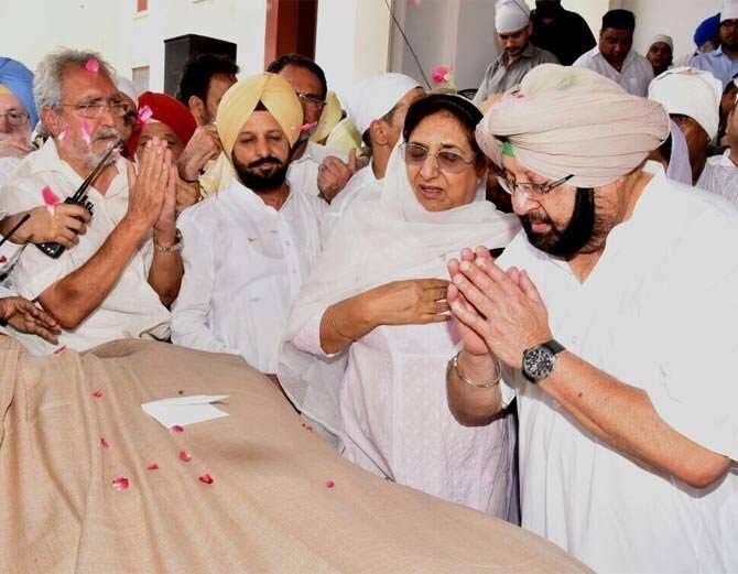 ਉਨ੍ਹਾਂ ਦੇ ਸਸਕਾਰ ‘ਚ ਸ਼ਾਮਲ ਹੋਣ ਲਈ ਹਿਮਾਚਲ ਪ੍ਰਦੇਸ਼, ਰਾਜਸਥਾਨ ਤੇ ਜੰਮੂ-ਕਸ਼ਮੀਰ ਤੋਂ ਸ਼ਾਹੀ ਪਰਿਵਾਰ ਪਹੁੰਚੇ।