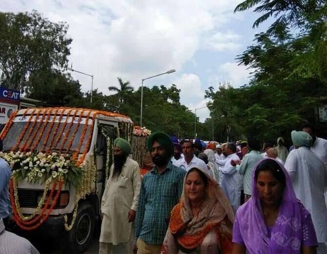 ਉਨ੍ਹਾਂ ਦਾ ਜਨਮ 14 ਸਤੰਬਰ, 1922 ਨੂੰ ਪਿਤਾ ਹਰਚੰਦ ਸਿੰਘ ਜੇਜੀ ਦੇ ਘਰ ਹੋਇਆ।