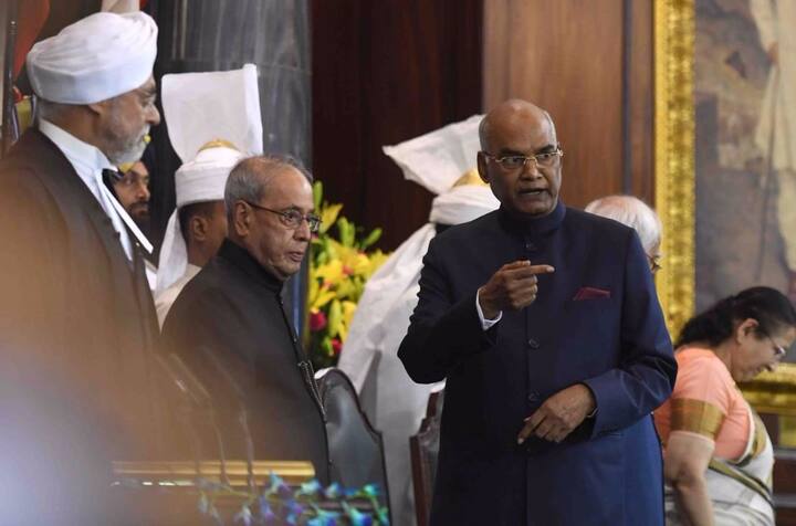 ਸਾਬਕਾ ਰਾਸ਼ਟਰਪਤੀ ਪ੍ਰਣਬ ਮੁਖਰਜੀ ਨਾਲ ਵਿਚਾਰ ਵਟਾਂਦਰਾ ਕਰਦੇ ਹੋਏ ਰਾਸ਼ਟਰਪਤੀ ਰਾਮਨਾਥ ਕੋਵਿੰਦ।