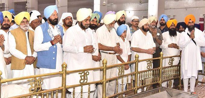 ਮੁੱਖ ਮੰਤਰੀ ਕੈਪਟਨ ਅਮਰਿੰਦਰ ਸਿੰਘ, ਉਨ੍ਹਾਂ ਦੇ ਭਰਾ ਮਾਲਵਿੰਦਰ ਸਿੰਘ, ਪੁੱਤਰ ਰਣਇੰਦਰ ਸਿੰਘ ਅਤੇ ਹੋਰ ਆਗੂ ਤੇ ਰਿਸ਼ਤੇਦਾਰ ਮਾਤਾ ਮਹਿੰਦਰ ਕੌਰ ਦੀਆਂ ਅਸਥੀਆਂ ਜਲ ਪ੍ਰਵਾਹ ਕਰਨ ਤੋਂ ਪਹਿਲਾਂ ਅਰਦਾਸ ਕਰਦੇ ਹੋਏ