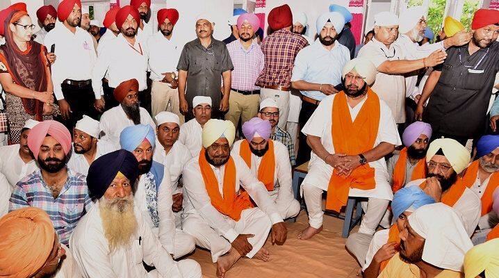 ਗੁਰੂ ਦੀ ਹਜੂਰੀ ਵਿੱਚ ਬੈਠੇ ਹੋਏ ਮੁੱਖ ਮੰਤਰੀ ਅਤੇ ਹੋਰ
