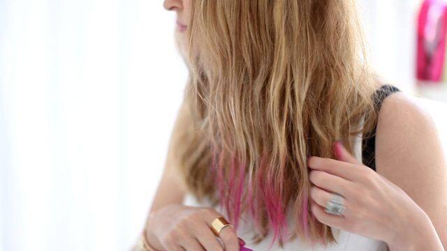 3. ਸਿਰ ‘ਚ ਸਿੱਕਰੀ ਤੋਂ ਵੀ ਨਮਕ ਛੁਟਕਾਰਾ ਦਵਾਉਂਦਾ ਹੈ। ਇਸ ਲਈ ਤੁਸੀਂ ਥੋੜ੍ਹਾ ਜਿਹਾ ਨਮਕ ਆਪਣੇ ‘scalp’ ‘ਤੇ ਛਿੜਕੋ ਤੇ ਗਿੱਲੀਆਂ ਉਂਗਲੀਆਂ ਨਾਲ ਮਸਾਜ ਕਰੋ ਤੇ ਫਿਰ ਹਮੇਸ਼ਾ ਵਾਂਗ ਸ਼ੈਂਪੂ ਕਰ ਲਓ। 4. ਨਹੁੰਆਂ ਨੂੰ ਚਮਕਾਉਣ ‘ਚ ਵੀ ਨਮਕ ਮਦਦਗਾਰ ਹੈ। 1 ਚਮਚ ਨਮਕ, 1 ਚਮਚ ਬੇਕਿੰਗ ਸੋਡਾ ਤੇ 1 ਚਮਚ ਨਿੰਬੂ ਦੇ ਰੱਸ ਨੂੰ ਅੱਧੇ ਕੱਪ ਪਾਣੀ ‘ਚ ਮਿਲਾਓ। ਆਪਣੀਆਂ ਉਂਗਲੀਆਂ ਨੂੰ ਇਸ ਘੋਲ ‘ਚ ਡੋਬ ਕੇ ਰੱਖੋ। ਇਸ ਤੋਂ ਬਾਅਦ ਮੁਲਾਇਮ ਬਰੱਸ਼ ਨਾਲ ਸਕ੍ਰੱਬ ਕਰੋ। ਹੁਣ ਹੱਥਾਂ ਨੂੰ ਧੋ ਕੇ ਮੌਸਚੁਰਾਈਜ਼ ਕਰ ਲਓ।