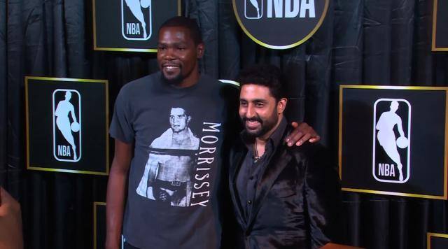 ਡੁਰਾਂਟ ਨੇ ਜੂਨੀਅਰ ਬੱਚਨ ਦੁਆਰਾ ਆਯੋਜਤ ਵਿਸ਼ੇਸ਼ ਸਵਾਗਤ ਵਿਚ ਅਭਿਸ਼ੇਕ ਬੱਚਨ, ਵਰਿੰਦਰ ਸਹਿਵਾਗ ਅਤੇ ਵਿਜੈ ਅਮ੍ਰਿਤਰਾਜ ਨਾਲ ਵੀ ਗੱਲਬਾਤ ਕੀਤੀ।