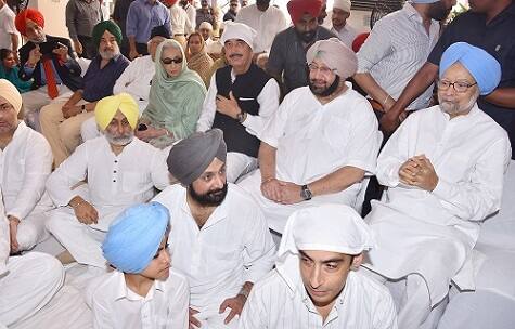ਮਾਤਾ ਮੋਹਿੰਦਰ ਕੌਰ ਨਮਿਤ ਸ਼ਰਧਾਂਜਲੀ ਸਮਾਗਮ ਦੌਰਾਨ ਗੁਰੂ ਗ੍ਰੰਥ ਸਾਹਿਬ ਦੇ ਪਾਠ ਦੇ ਭੋਗ ਪਾਏ ਗਏ। ਸਮਾਗਮ ਵਿੱਚ ਸਾਬਕਾ ਪ੍ਰਧਾਨ ਮੰਤਰੀ ਡਾ. ਮਨਮੋਹਨ ਸਿੰਘ, ਕਾਂਗਰਸ ਦੇ ਕੌਮੀ ਜਨਰਲ ਸਕੱਤਰ ਗ਼ੁਲਾਮ ਨਬੀ ਆਜ਼ਾਦ ਅਤੇ ਹੋਰ ਸੀਨੀਅਰ ਆਗੂ ਸ਼ਾਮਲ ਹੋਏ। 