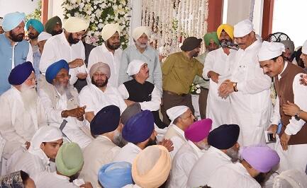 ਵੱਖ-ਵੱਖ ਸਿਆਸੀ ਆਗੂਆਂ ਨੇ ਮਾਤਾ ਮੋਹਿੰਦਰ ਕੌਰ ਨੂੰ ਸ਼ਰਧਾਂਜਲੀਆਂ ਭੇਟ ਕੀਤੀਆਂ।