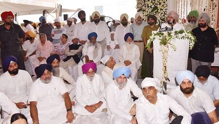 ਕੈਪਟਨ ਅਮਰਿੰਦਰ ਸਿੰਘ ਨੇ ਅਾਪਣੇ ਮਾਤਾ ਦੀ ਅੰਤਮ ਅਰਦਾਸ ਵਿੱਚ ਸ਼ਾਮਲ ਹੋਣ ਲਈ ਆਪਣੇ ਪੂਰੇ ਪਰਿਵਾਰ ਸਮੇਤ ਲੋਕਾਂ ਦਾ ਧੰਨਵਾਦ ਕੀਤਾ।