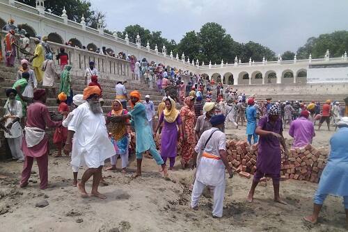 ਕਮੇਟੀ ਪ੍ਰਬੰਧਕਾਂ ਮੁਤਾਬਕ ਇਹ ਪਿਸਤੌਲ ਤੇ ਹੈਂਡ ਗਰੇਨੇਡ 1984 ਵੇਲੇ ਦਾ ਹੋ ਸਕਦਾ ਹੈ, ਉਸ ਵਕਤ ਤਕਰੀਬਨ ਸਾਰੇ ਵੱਡੇ ਗੁਰੂ ਘਰਾਂ ਵਿੱਚ ਮਾਹੌਲ ਖ਼ਰਾਬ ਹੋਇਆ ਸੀ। 