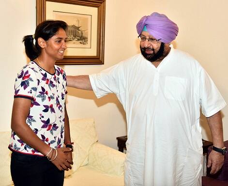 ਇਸ ਤੋਂ ਬਿਨ੍ਹਾਂ ਹਰਮਨ ਨੇ ਫਾਈਨਲ ‘ਚ ਵੀ 51 ਦੌੜਾਂ ਦੀ ਪਾਰੀ ਖੇਡ ਸਭ ਦਾ ਦਿਲ ਜਿੱਤਿਆ ਸੀ।