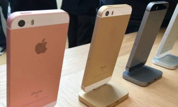 ਇਹ ਪ੍ਰੋਸੈਸਰ ਚਿਪ iPhone 6S ਵਿੱਚ ਵੀ ਵਰਤੀ ਗਈ ਸੀ। ਆਈਫੋਨ SE ਵਾਈ-ਫਾਈ, ਬਲੂਟੁੱਥ, LTE ਅਤੇ Apple Pay ਨਾਲ ਆਉਂਦਾ ਹੈ। 