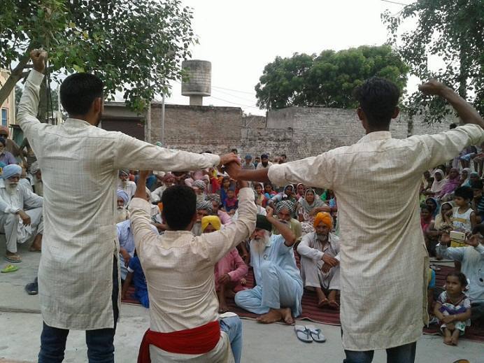 ਪ੍ਰਚਾਰ ਸਮੇਂ ਐਕਸ਼ਨ ਕਮੇਟੀ ਵੱਲੋਂ 20 ਸਾਲਾਂ ਦੇ ਲੋਕ ਇਤਿਹਾਸ ਦੀ ਜਾਣਕਾਰੀ ਦਿੰਦੀ ਚੁਵਰਕੀ ਵੀ ਵੀਹ ਹਜਾਰ ਦੀ ਗਿਣਤੀ ਵਿੱਚ ਛਪਵਾਕੇ ਵੰਡੀ ਜਾ ਰਹੀ ਹੈ।ਅਜਾਦ ਰੰਗ ਮੰਚ ਬਰਨਾਲਾ(ਰਣਜੀਤ ਭੋਤਨਾ) ਦੀ ਅਗਵਾਈ ਹੇਠ ਨੁੱਕੜ ਨਾਟਕ 'ਕਰ ਲੋ ਦੁਨੀਆਂ ਮੁੱਠੀ ਮੇਂ'ਪੇਸ਼ ਕੀਤਾ ਜਾ ਰਿਹਾ ਹੈ। 