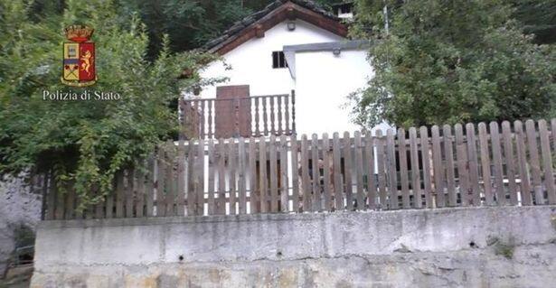 ਉੱਥੇ ਉਹ 6 ਦਿਨਾਂ ਤੱਕ ਰਹੇ। ਇਸ ਦੌਰਾਨ ਮੁਲਜ਼ਮ ਨੇ ਉਸ ਦਾ ਫ਼ੋਟੋ ਸ਼ੂਟ ਕੀਤਾ। ਲਿਊਕਾਜ ਮਾਡਲ ਨੂੰ ਅਰਬ ਦੇਸ਼ਾਂ ਵਿੱਚ 3,00,000 ਪਾਉਂਡ ਵਿੱਚ ਵੇਚਣਾ ਚਾਹੁੰਦਾ ਸੀ।