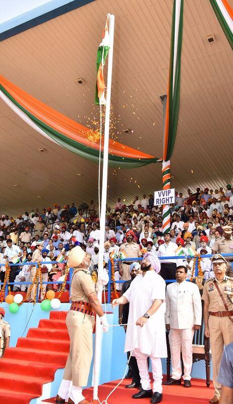ਮੁੱਖ ਮੰਤਰੀ ਕੈਪਟਨ ਅਮਰਿੰਦਰ ਸਿੰਘ ਨੇ ਆਜ਼ਾਦੀ ਦਿਹਾੜੇ ਮੌਕੇ ਕਿਸਾਨਾਂ ਨੂੰ ਖ਼ੁਦਕੁਸ਼ੀ ਵਾਲਾ ਰਾਹ ਨਾ ਅਪਨਾਉਣ ਦੀ ਅਪੀਲ ਕੀਤੀ। ਗੁਰਦਾਸਪੁਰ ਵਿੱਚ ਆਜ਼ਾਦੀ ਦਿਹਾੜੇ ਦੇ ਸੂਬਾ ਪੱਧਰੀ ਸਮਾਗਮ ਵਿੱਚ ਮੁੱਖ ਮੰਤਰੀ ਨੇ ਕੌਮੀ ਝੰਡਾ ਲਹਿਰਾਇਆ।