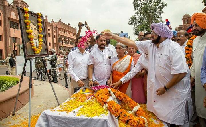 ਪਾਰਟੀਸ਼ਨ ਮਿਊਜ਼ੀਅਮ ਦੇ ਉਦਘਾਟਨੀ ਸਮਾਗਮ ਤੋਂ ਪਹਿਲਾਂ ਕੈਪਟਨ ਅਮਰਿੰਦਰ ਸਿੰਘ ਨੇ ਸ਼ਹੀਦ ਮਦਨ ਲਾਲ ਢੀਂਗਰਾ ਨੂੰ ਸ਼ਰਧਾ ਦੇ ਫੁੱਲ ਭੇਟ ਕੀਤੇ। ਅੱਗੇ ਵੇਖੋ ਉਦਘਾਟਨੀ ਸਮਾਗਮ ਦੀਆਂ ਖਾਸ ਝਲਕੀਆਂ।
